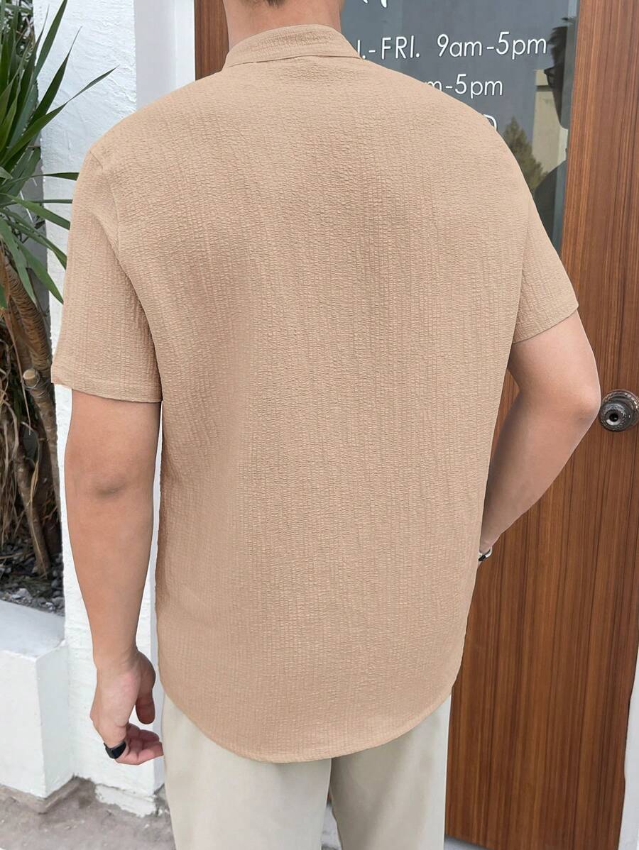 Chemise boutonnée classique à col chinois avec texture pour homme