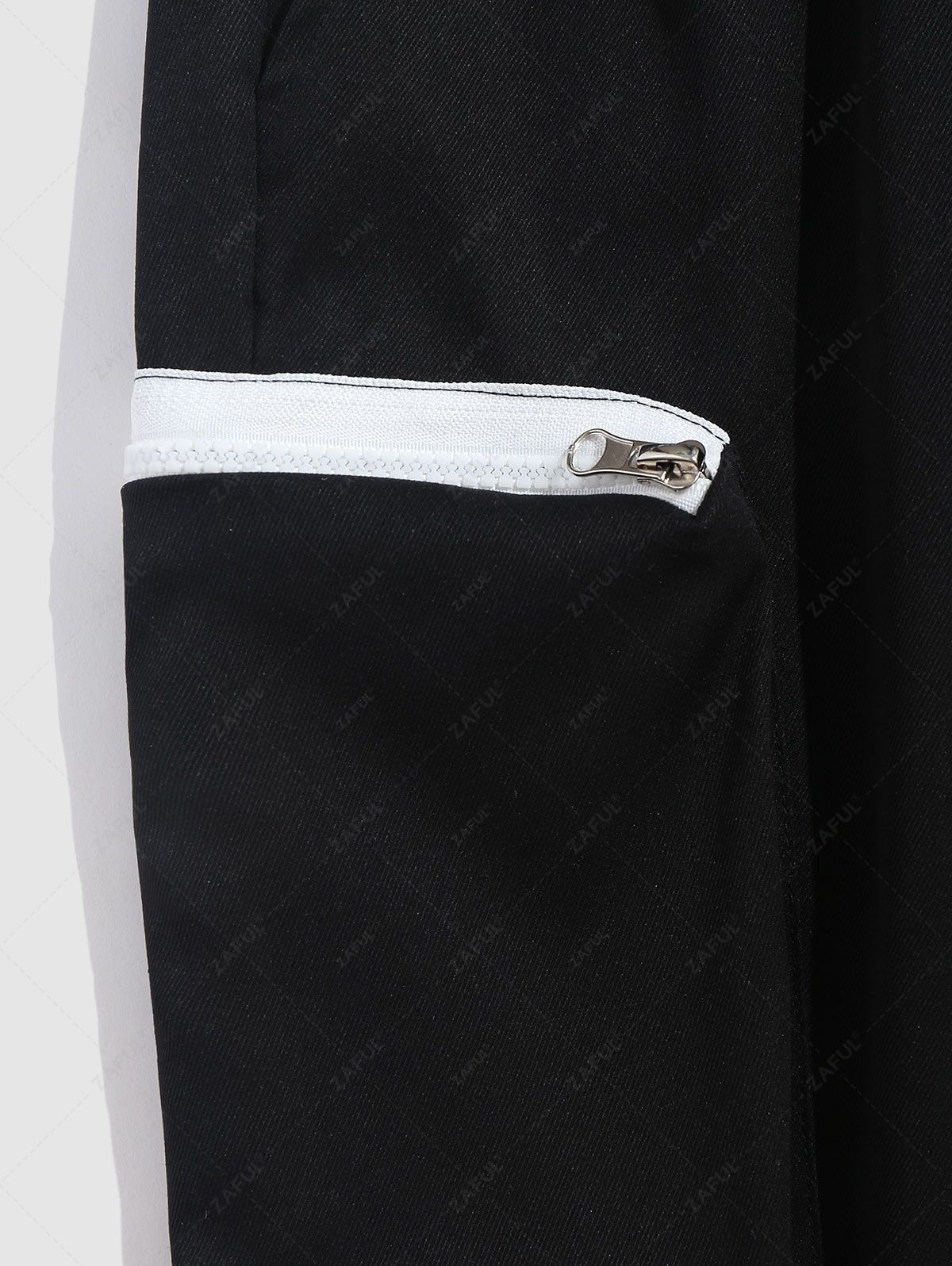 Bermuda cargo à poches zippées et à épissures colorées pour homme