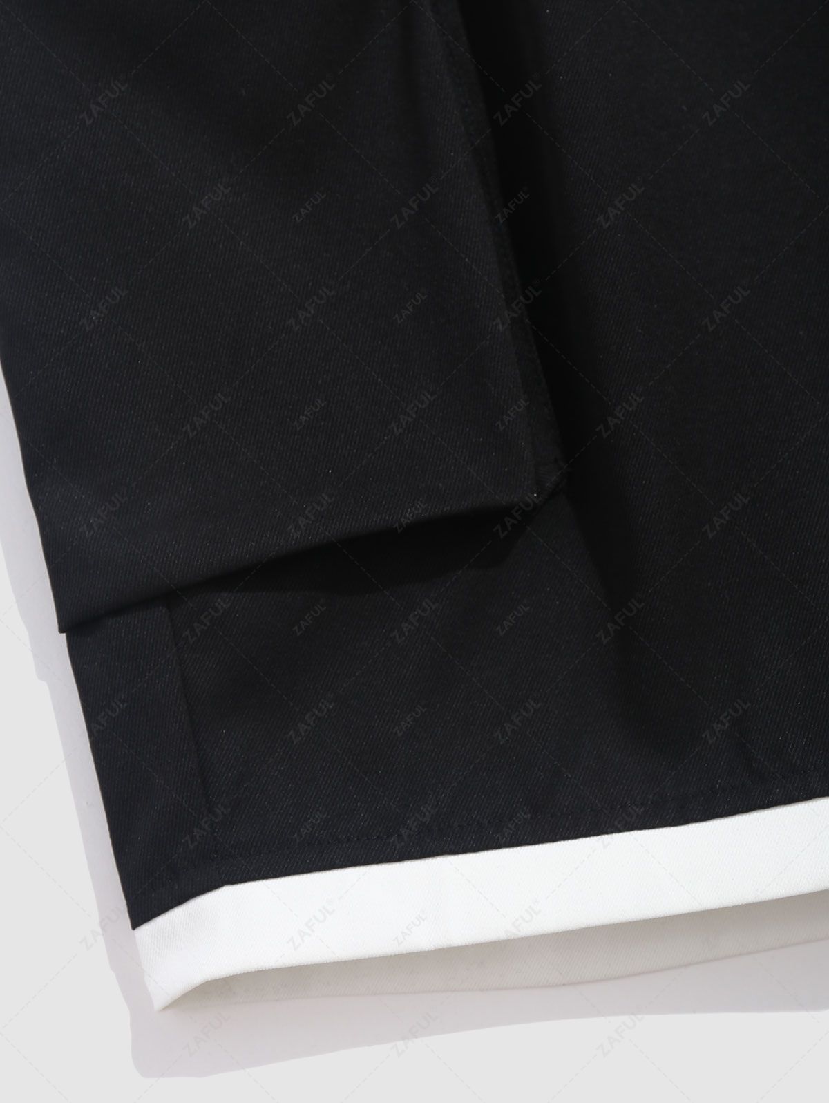 Bermuda cargo à poches zippées et à épissures colorées pour homme