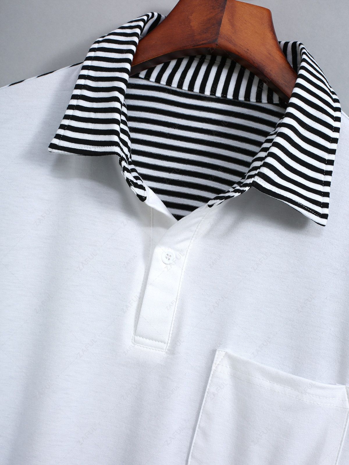 Chemise à manches courtes à demi-bouton avec motif à rayures contrastées