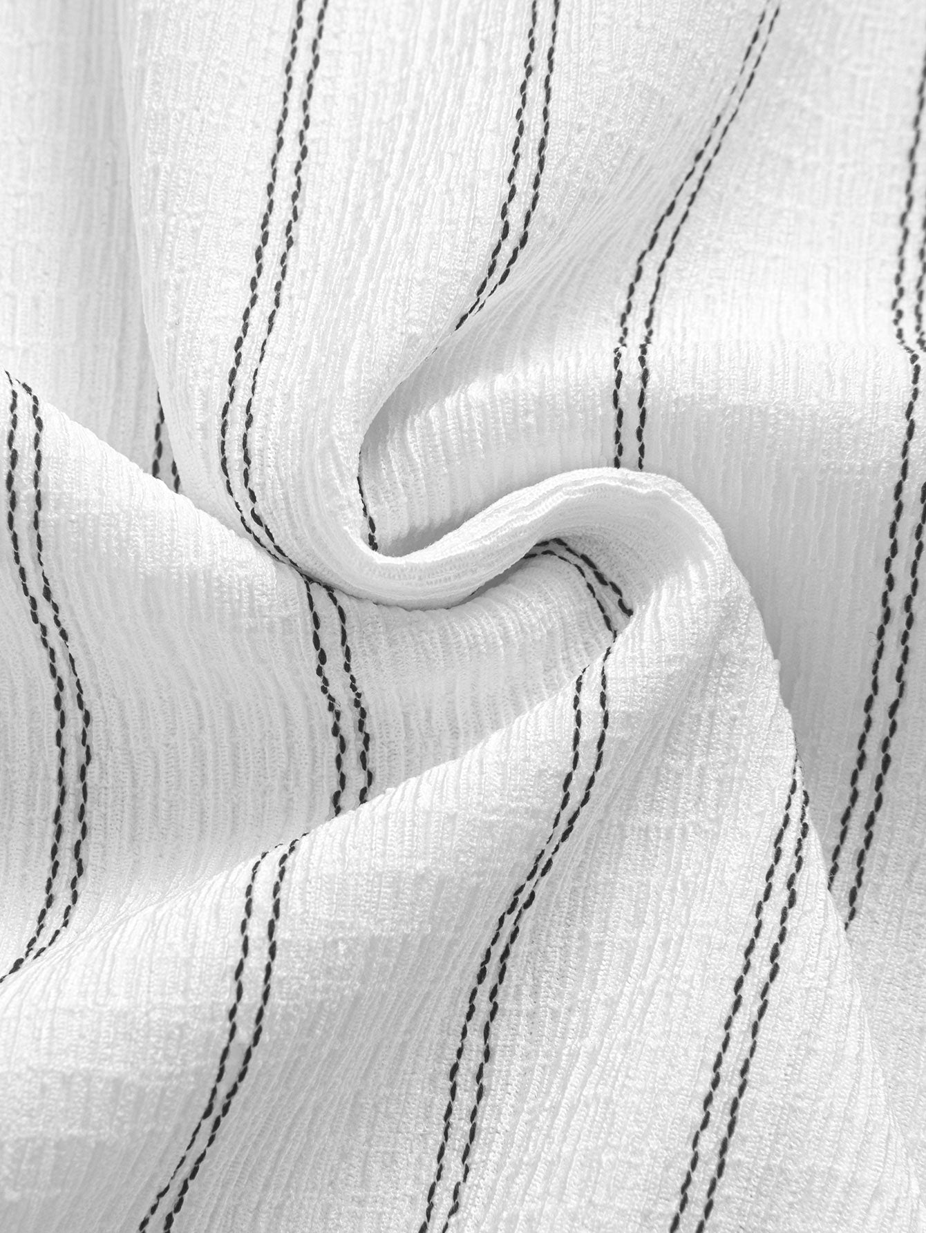 Chemise décontractée à rayures texturées et ourlet en arc pour homme