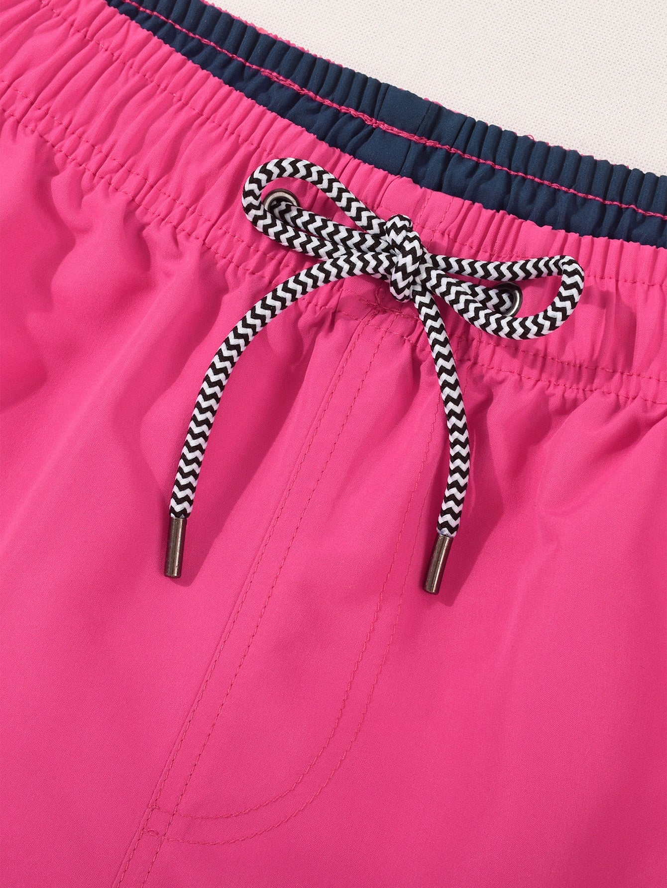 Ensemble t-shirt et short de bain imprimé palmiers – Tenue de plage d'été
