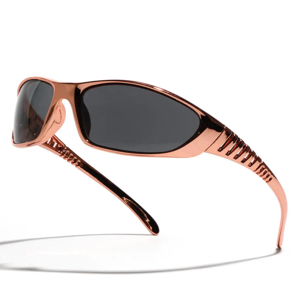Lunettes de soleil futuristes enveloppantes et techniques avec design creux