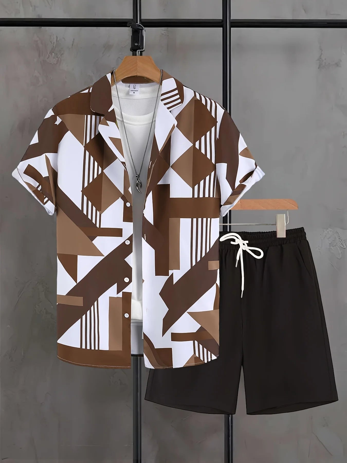 Deux ensembles chemise et short à imprimé géométrique pour homme