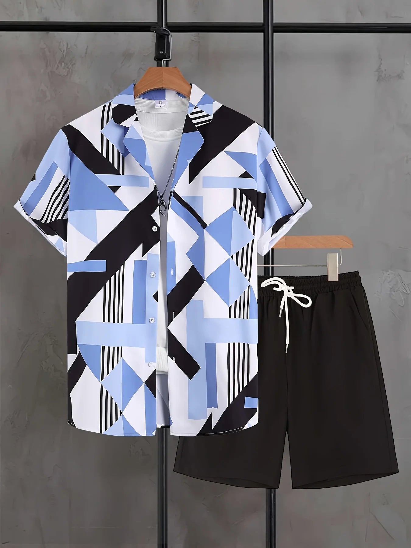 Deux ensembles chemise et short à imprimé géométrique pour homme
