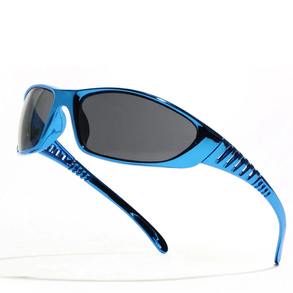 Lunettes de soleil futuristes enveloppantes et techniques avec design creux