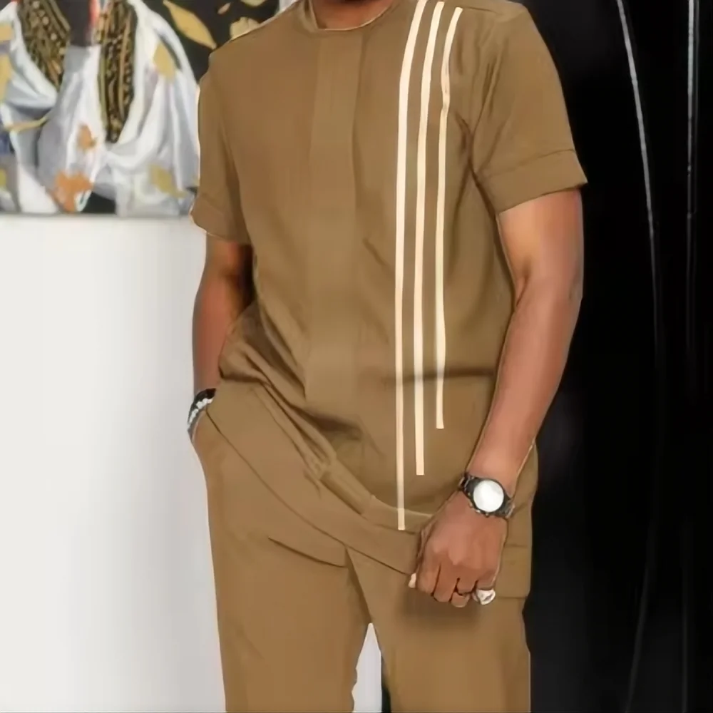 Deux ensembles chemise et pantalon à imprimé géométrique pour homme