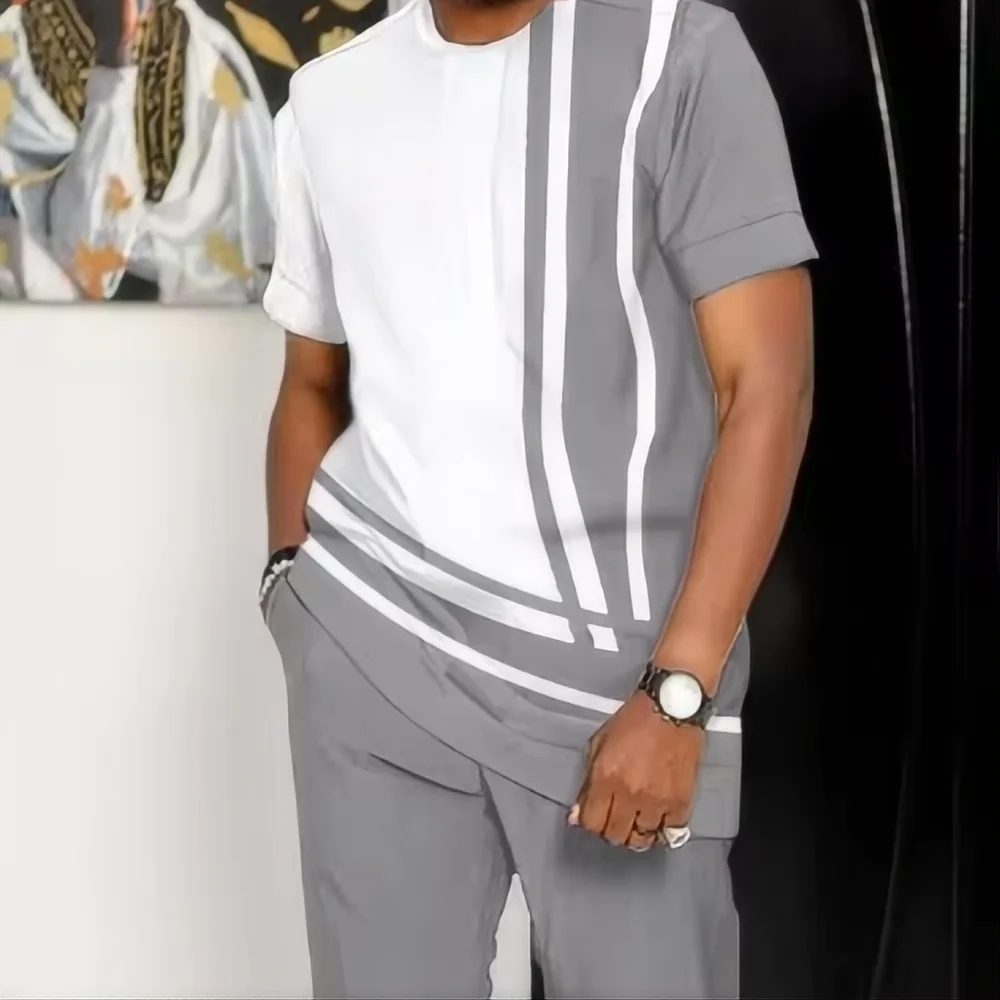 Deux ensembles chemise et pantalon à imprimé géométrique pour homme