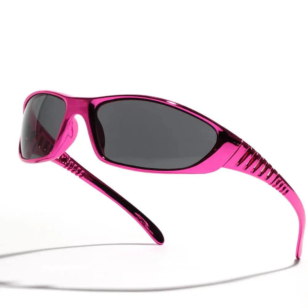 Lunettes de soleil futuristes enveloppantes et techniques avec design creux