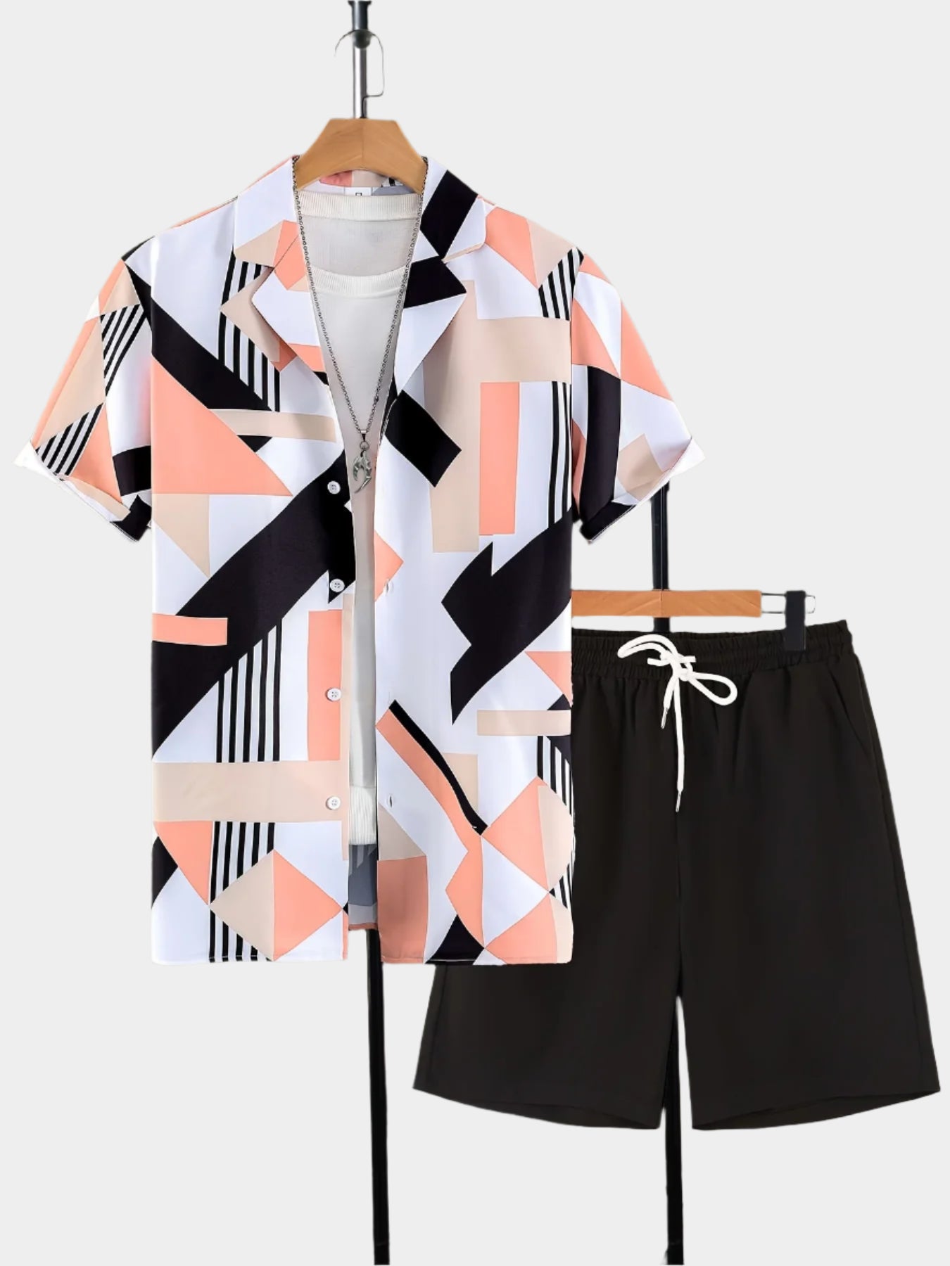 Deux ensembles chemise et short à imprimé géométrique pour homme