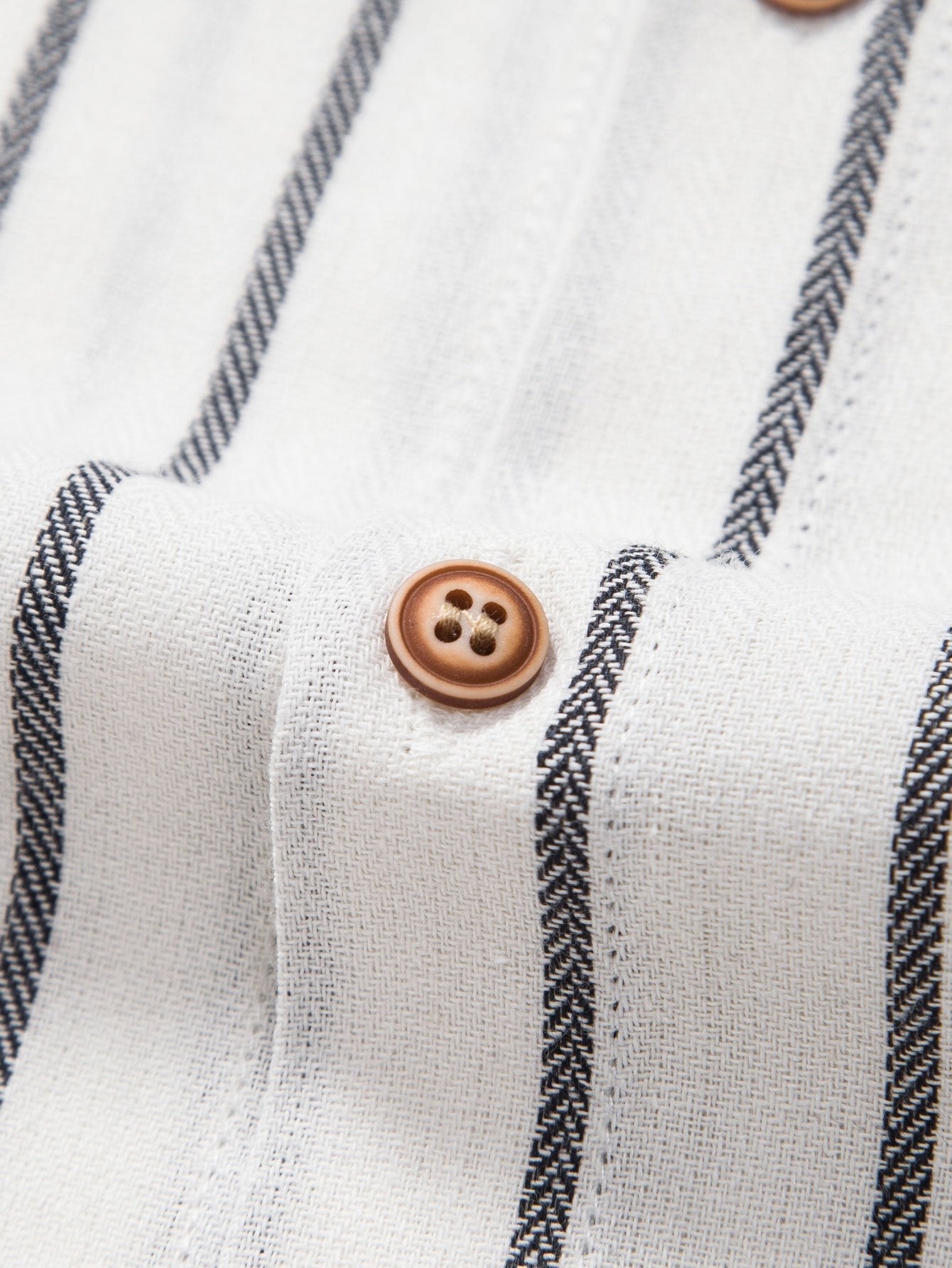Chemise boutonnée rayée et short en lin deux ensembles pour un style estival décontracté