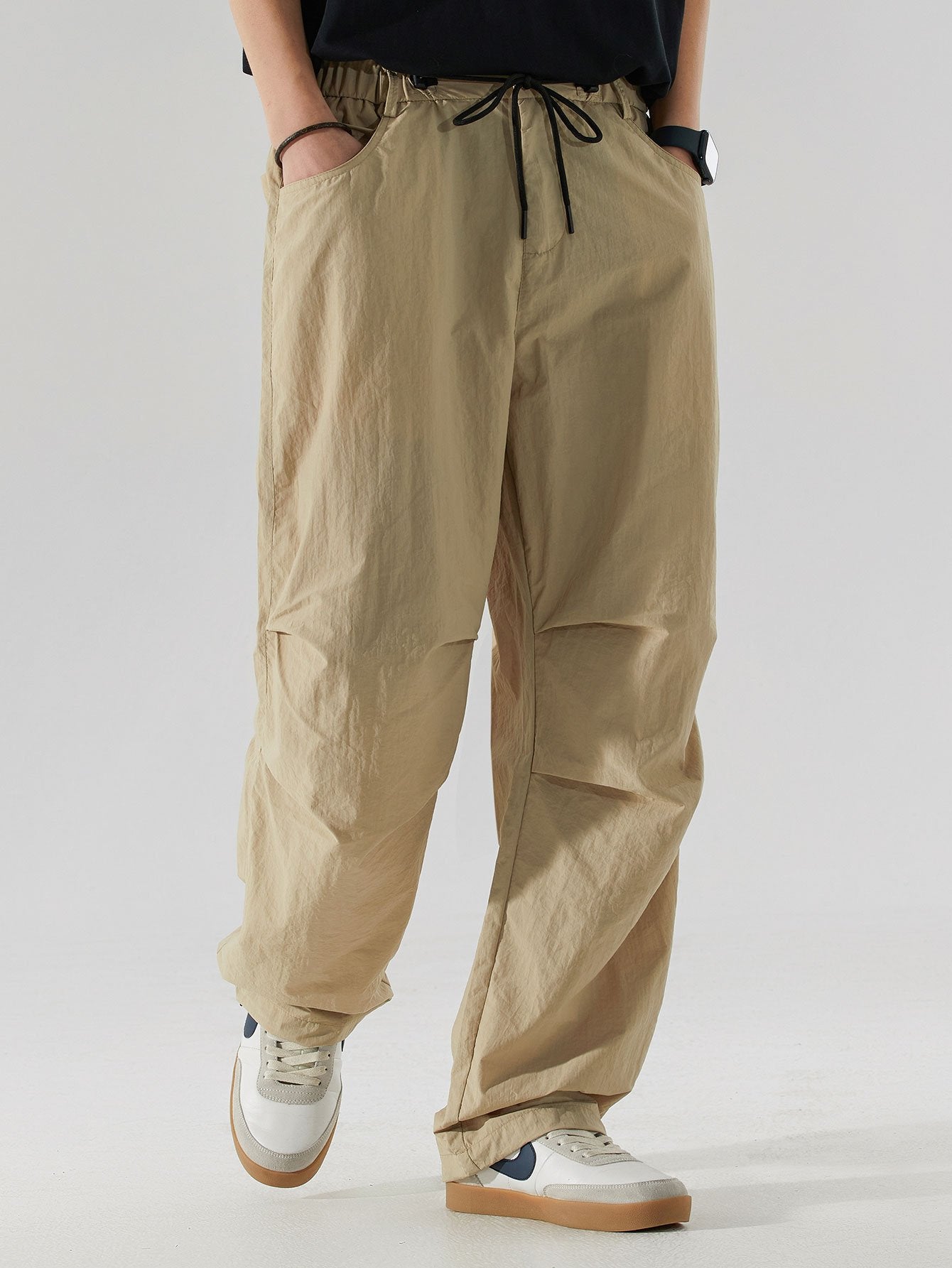 Pantalon droit parachute à taille élastique avec cordon de serrage pour homme