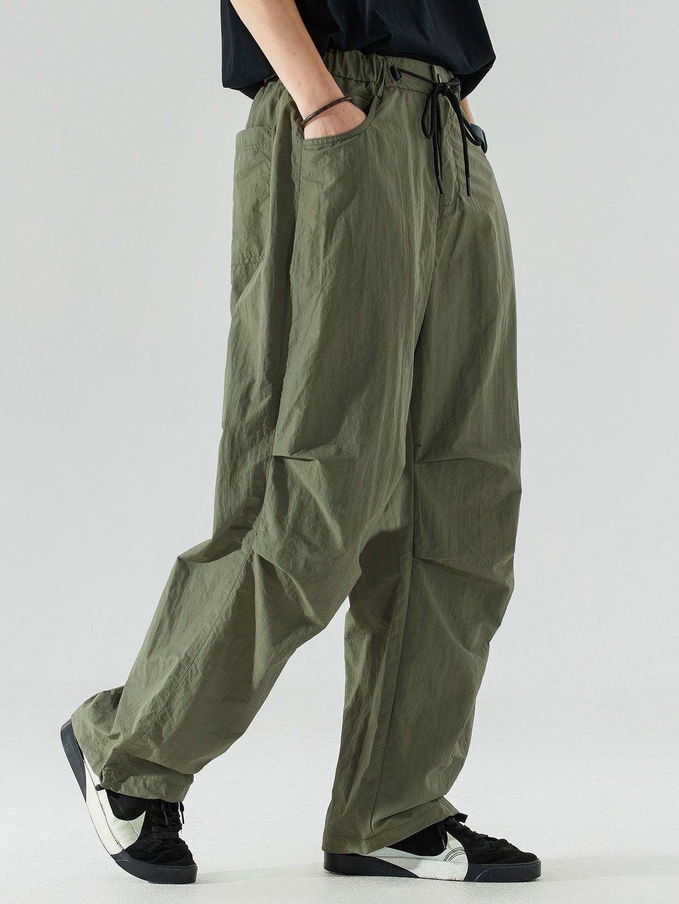 Pantalon droit parachute à taille élastique avec cordon de serrage pour homme
