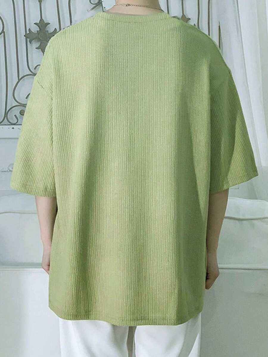 Chemises au crochet modernes et surdimensionnées pour hommes - style décontracté d'été