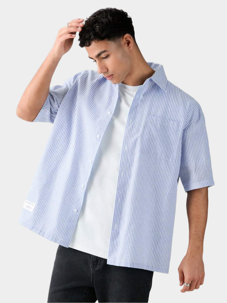 Chemise boutonnée à manches courtes et rayures tissées avec poche poitrine