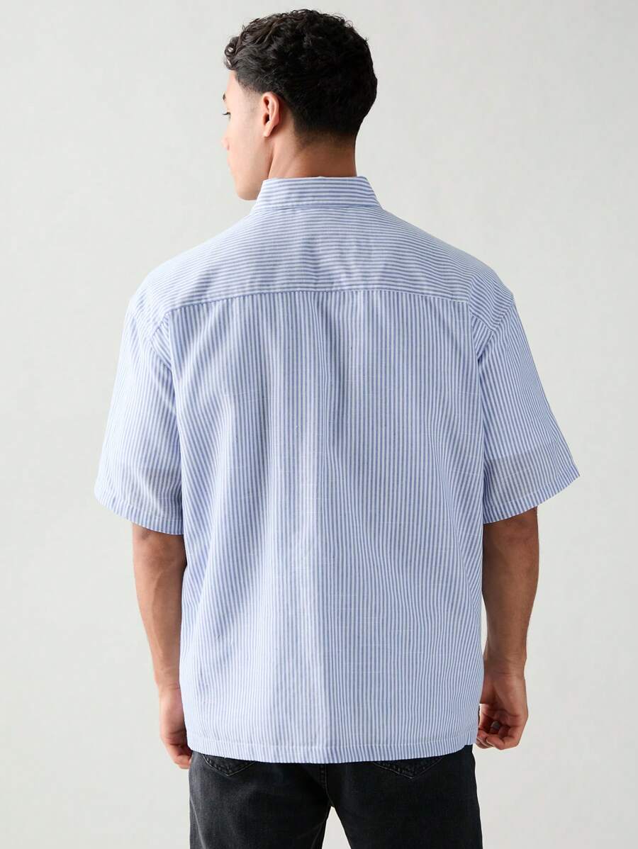 Chemise boutonnée à manches courtes et rayures tissées avec poche poitrine