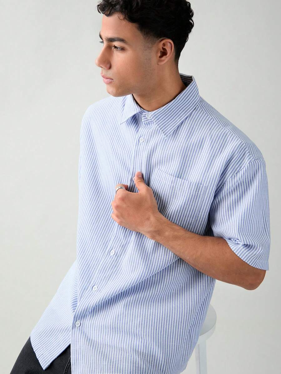 Chemise boutonnée à manches courtes et rayures tissées avec poche poitrine