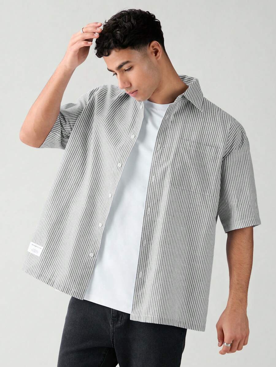 Chemise boutonnée à manches courtes et rayures tissées avec poche poitrine