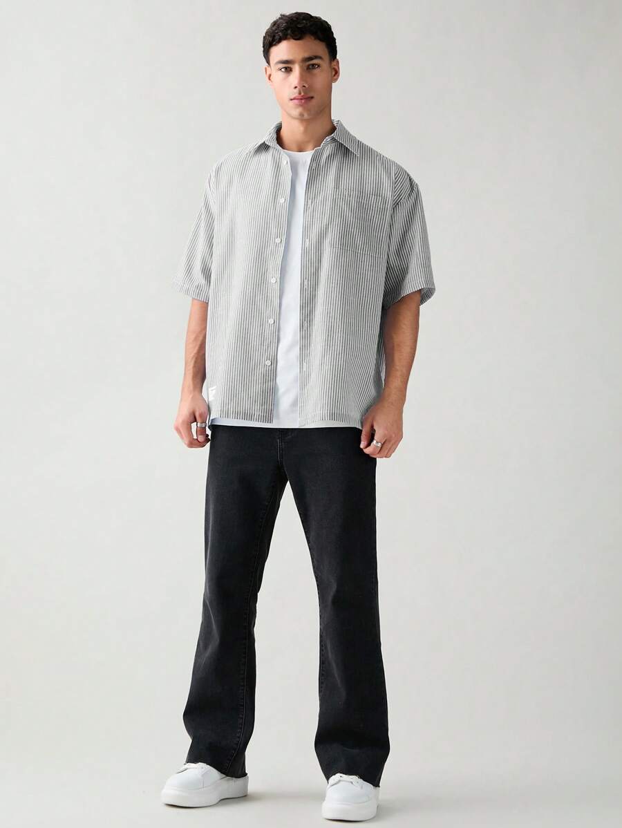 Chemise boutonnée à manches courtes et rayures tissées avec poche poitrine