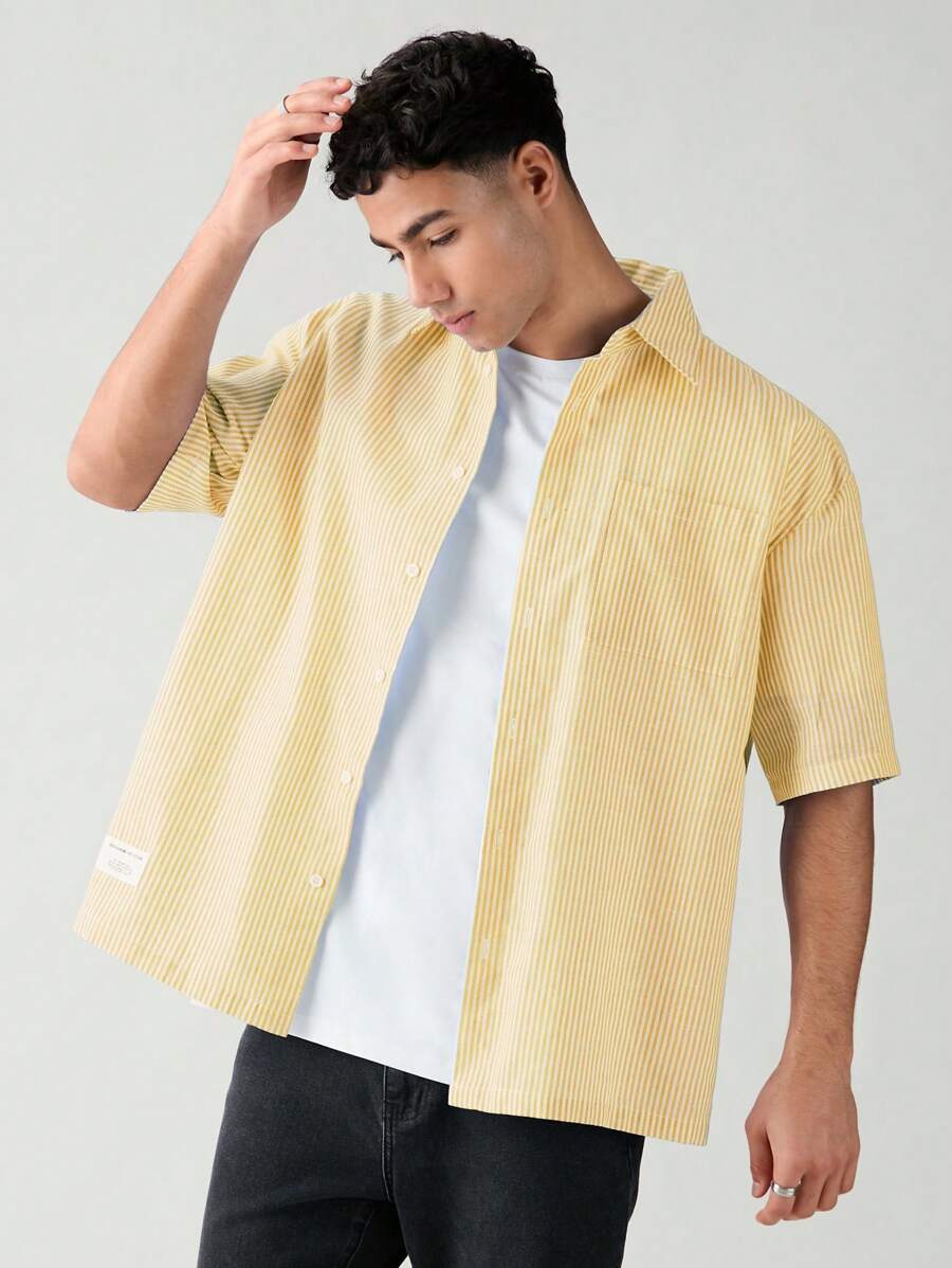 Chemise boutonnée à manches courtes et rayures tissées avec poche poitrine
