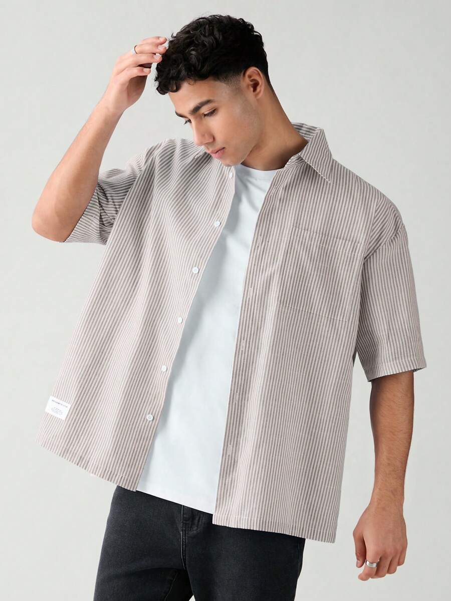 Chemise boutonnée à manches courtes et rayures tissées avec poche poitrine