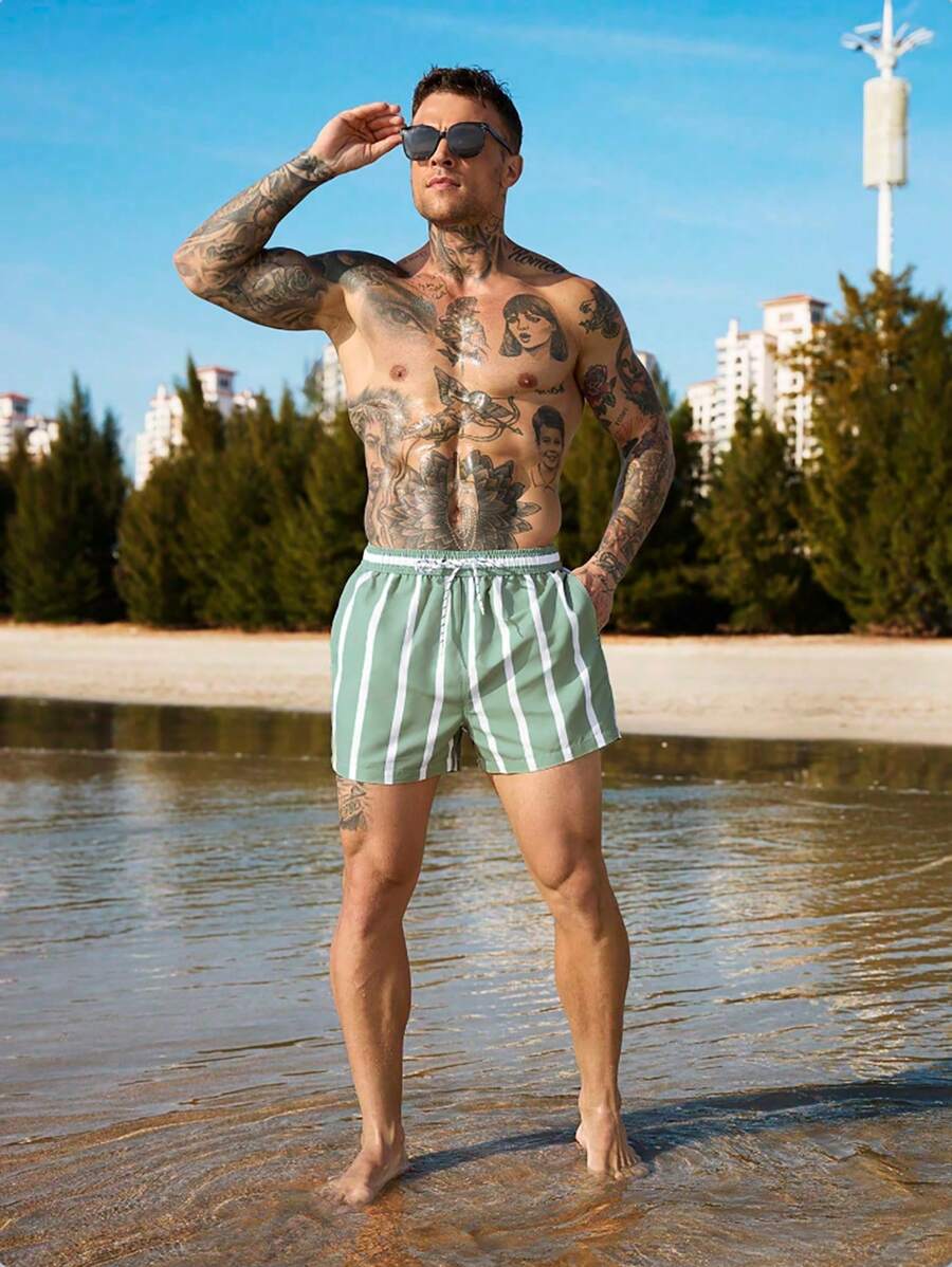 Short court rayé avec cordon de serrage et taille élastique pour homme