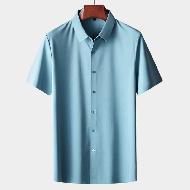 Chemise boutonnée à manches courtes au design minimaliste pour homme