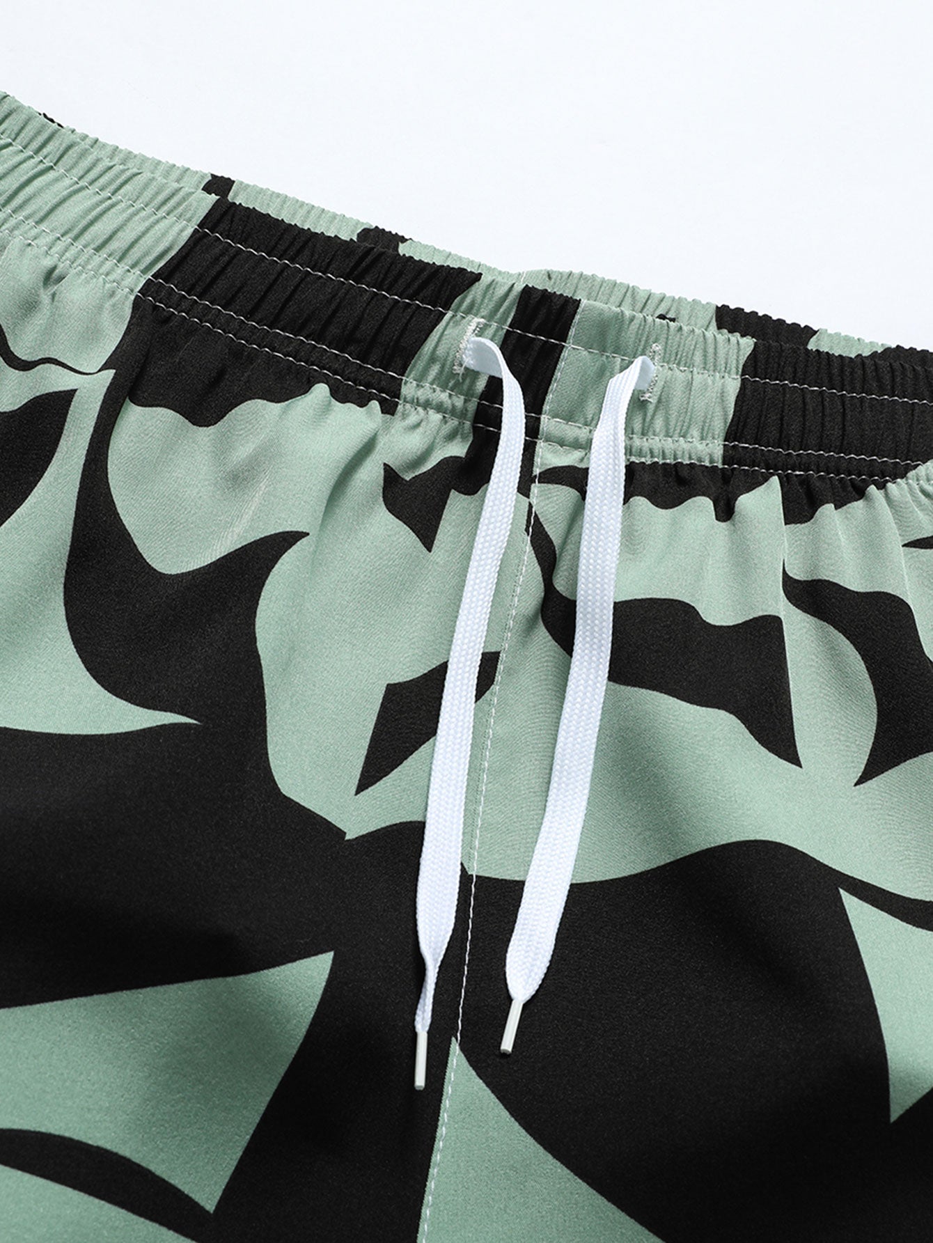 Short bermuda à poches zippées et imprimé color block pour homme