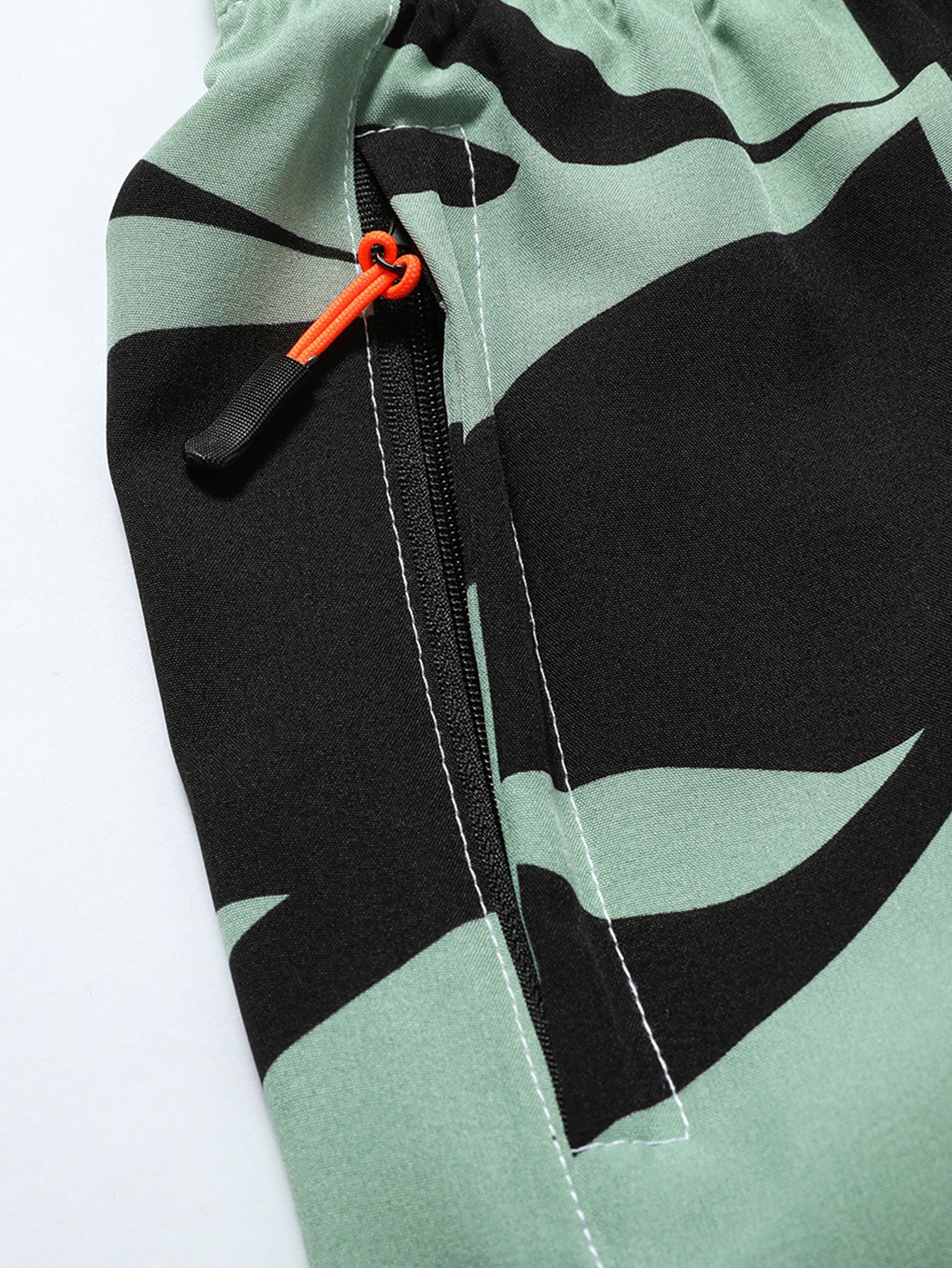 Short bermuda à poches zippées et imprimé color block pour homme