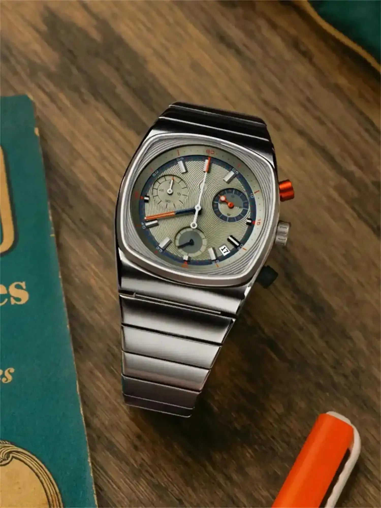 Montre chronographe à boîtier coussin – Bracelet en acier intégré pour homme