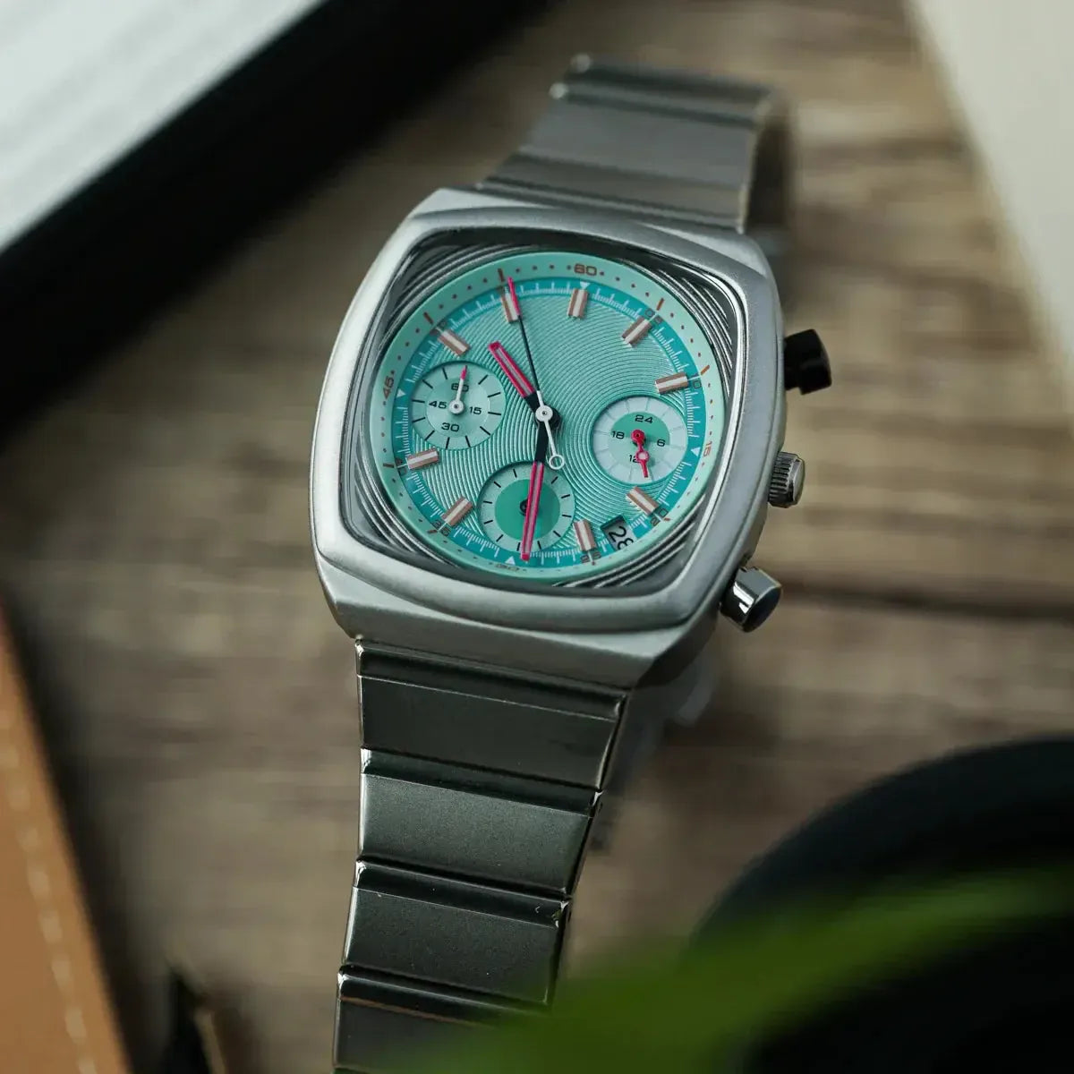 Montre chronographe à boîtier coussin – Bracelet en acier intégré pour homme
