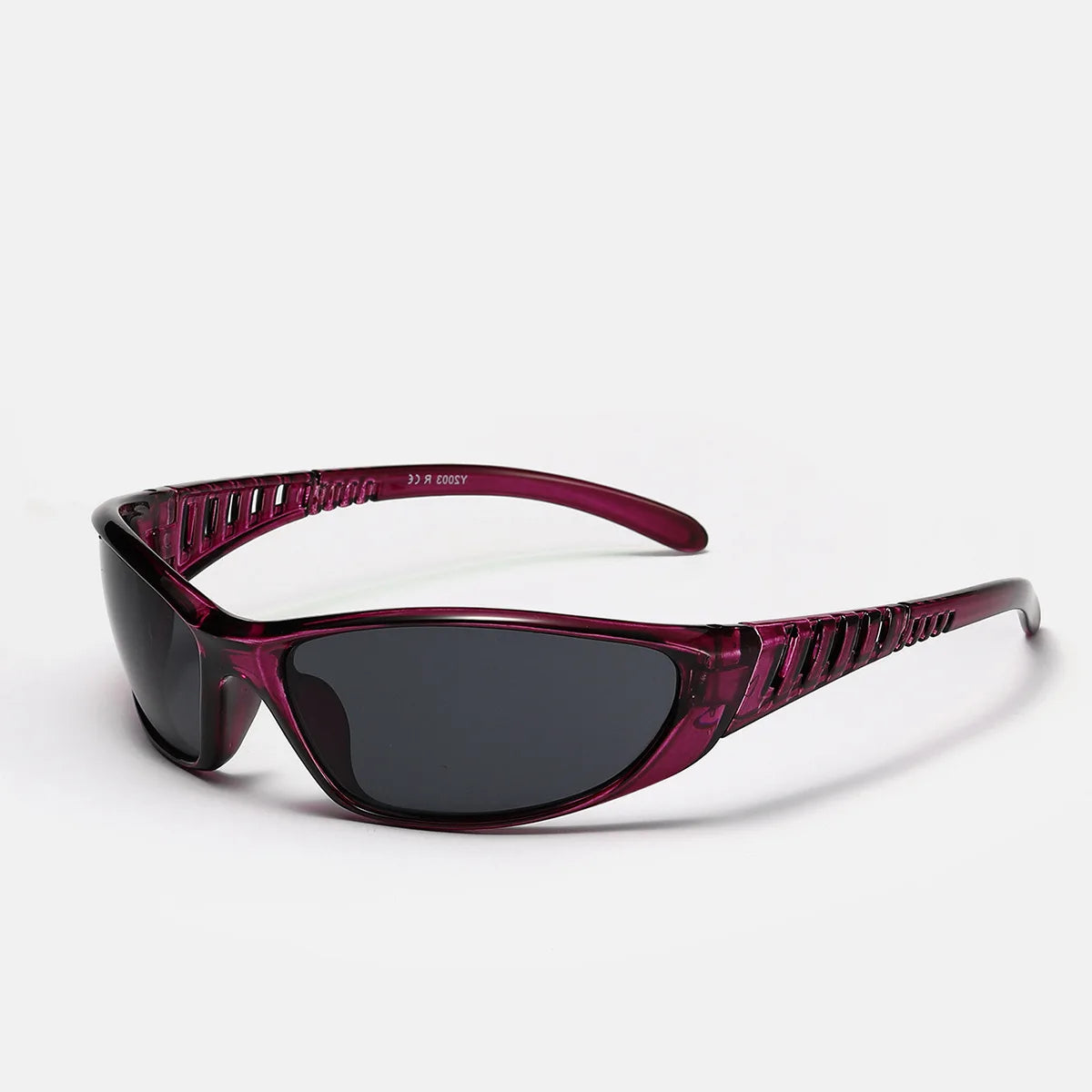 Lunettes de soleil futuristes enveloppantes et techniques avec design creux