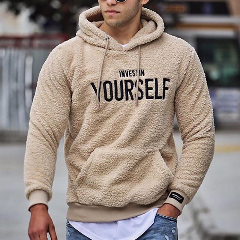 Sweat à capuche ultra doux orné du motif « Investissez en vous-même » pour un look décontracté et stylé. - 1