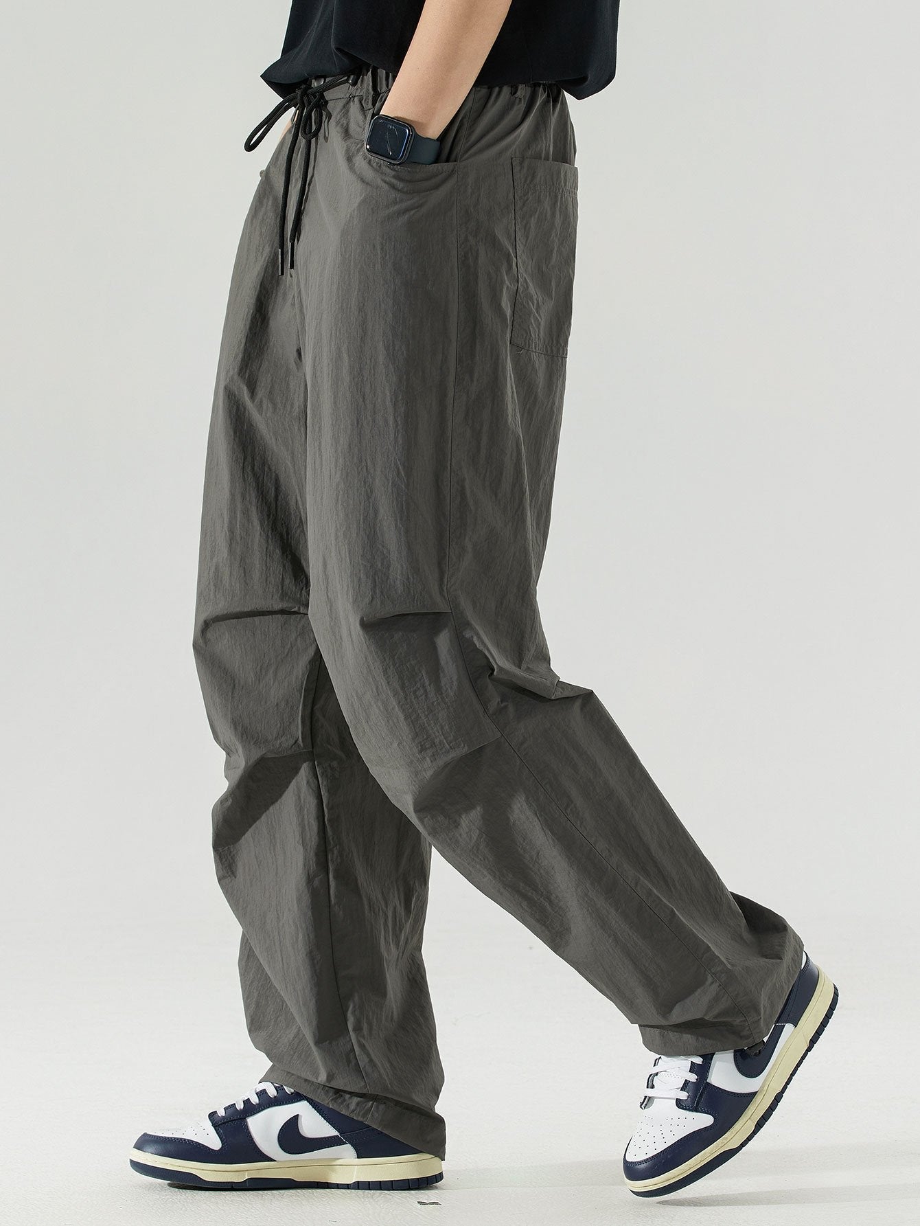 Pantalon droit parachute à taille élastique avec cordon de serrage pour homme